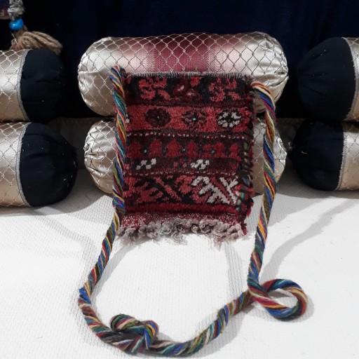 کیفهای دست دوز سنتی  با فرشهای دستباف