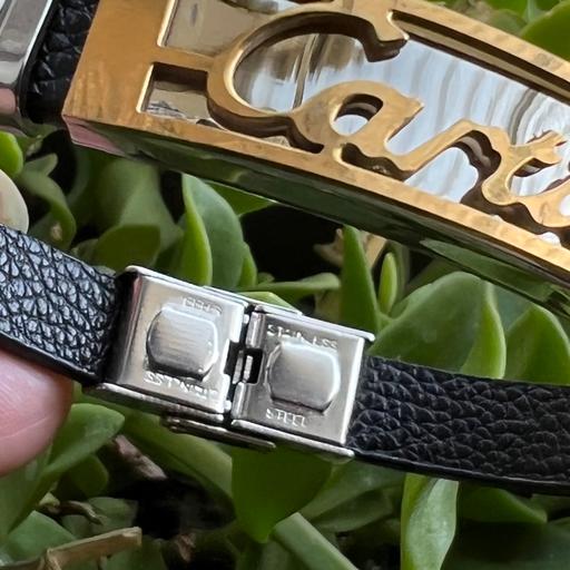 دستبند چرم طبیعی مشکی اسپرت مردانه با پلاک کارتیر و قفل های رولکسی بسیار عالی