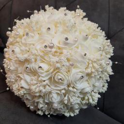 دسته گل عروس مرواریدی با پایه کریستالی