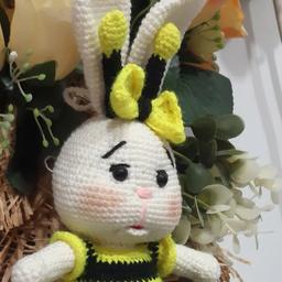 عروسک بافتنی خرگوش زنبوری(25سانت)