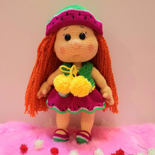 اسباب بازی عروسک بافتنی کاموایی دختر یلدایی لباس هندوانه ای مایا