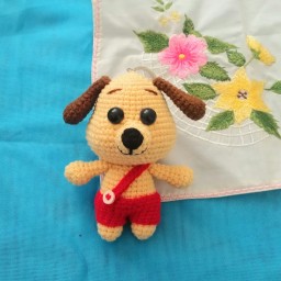 اسباب بازی عروسک بافتنی کاموایی سگ شلوار قرمز