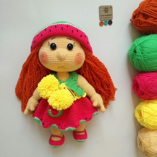 اسباب بازی عروسک بافتنی کاموایی دختر یلدایی لباس هندوانه ای مایا