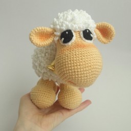 اسباب بازی عروسک بافتنی کاموایی گوسفند بره بعبعی