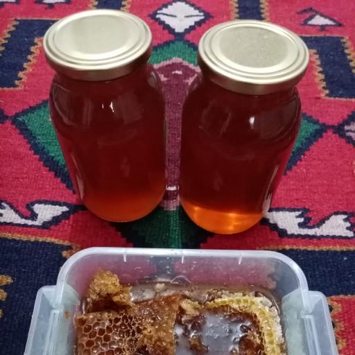 عسل خالص طبیعی با رنگ سرخ و شفاف در بسته بندی شیشه ای یک کیلویی