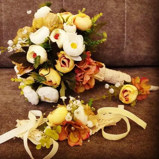 دسته گل عروس مصنوعی به همراه دستبند و گل جیبی