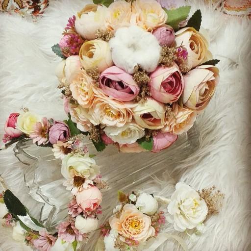 دسته گل مصنوعی عروس به همراه تاج دستبند انگشتر و گل جیبی داماد