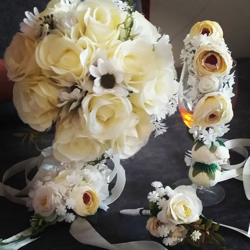دسته گل عروس به همراه تاج و دستبند و گل داماد