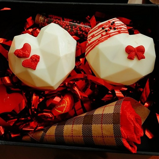 قلب شکلاتی سوپرایز دست ساز کادو مناسب برای ولنتاین و هدیه ی روز مادر کاملا خوراک