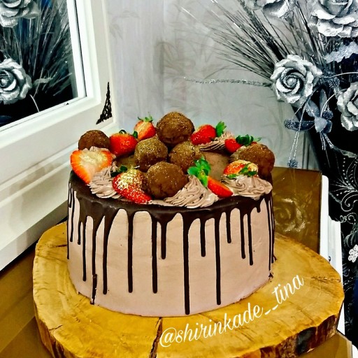 کیک تولد(1200 گرمی) خامه ای شکلاتی با دیزاین ترافل قهوه و توت فرنگی