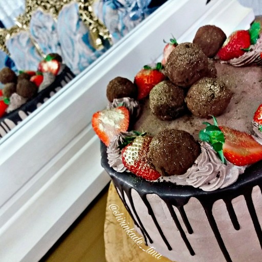 کیک تولد(1200 گرمی) خامه ای شکلاتی با دیزاین ترافل قهوه و توت فرنگی