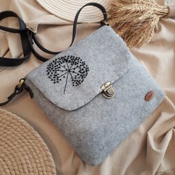 کیف نمدی گلدوزی شده با دست بسیار سبک و جادار همراه با آستر و بند بلند چرمی 