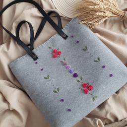 کیف نمدی گلدوزی شده با دست همراه با بند چرمی دوشی رنگ طوسی روشن 