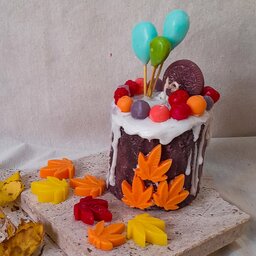 شمع  تزیینی دستساز مدل کیک تولدگالری زیبا ( تزئین شده با برگهای پاییزی وتوت رنگی  وبادکنک های رنگی)