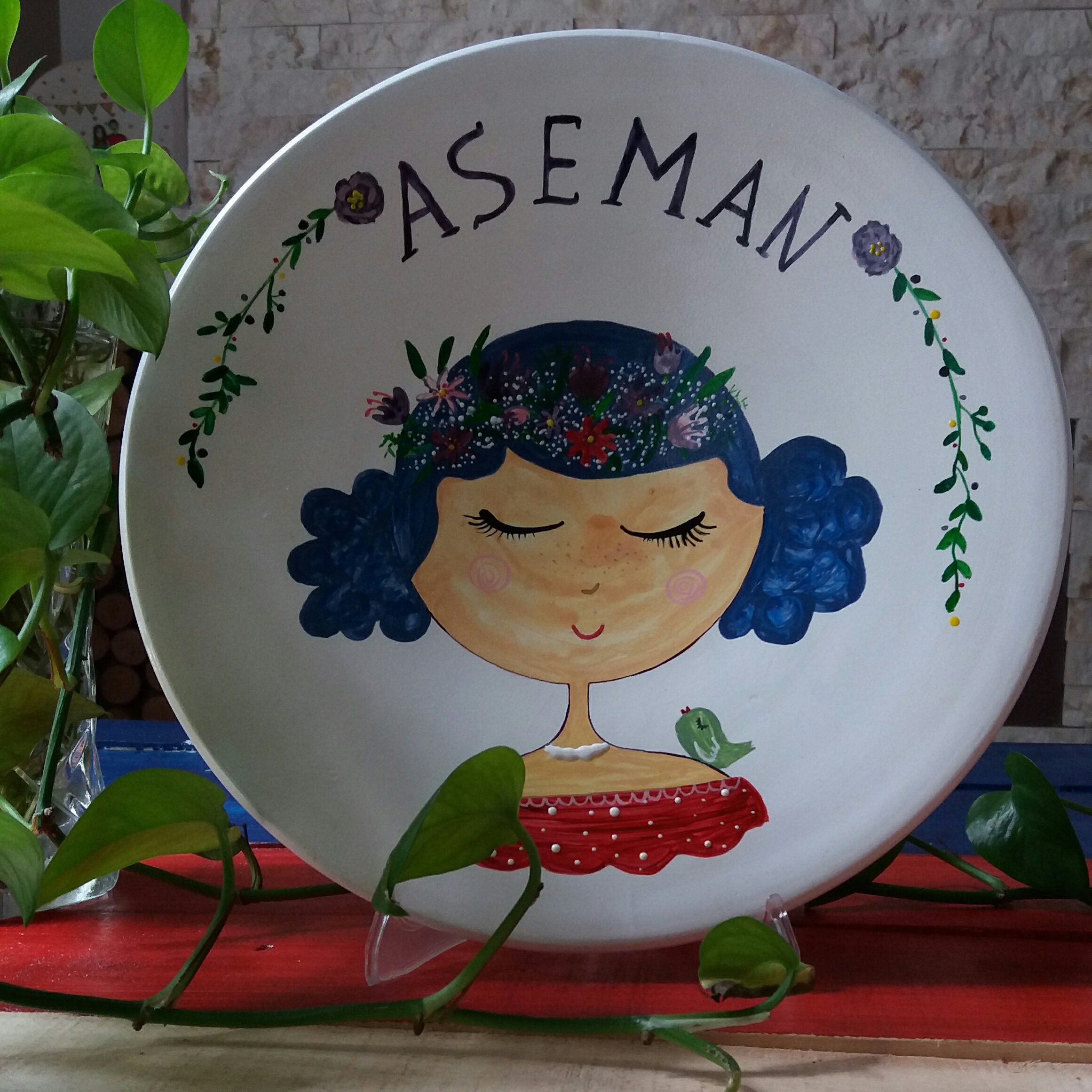 بشقاب دیوارکوب دختر مو فری،،قابل شستشو،رنگ شده با رنگ اکریلیک و تثبیت کننده قوی