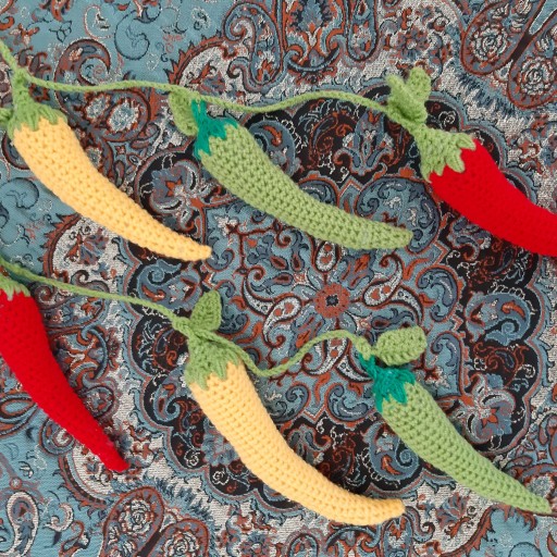 آویز فلفل در سه رنگ سبز و قرمز و زرد