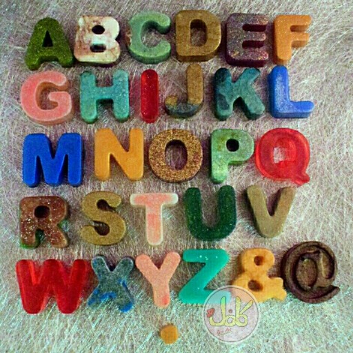 ست حروف لاتین ساخته شده از رزین با رنگ های تصادفی در یک بسته