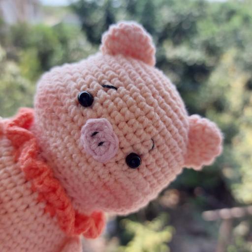 عروسک دستبافت خوک بامزه با قد تقریبی 12 سانت و قابل سفارش در رنگبندی دلخواه شما