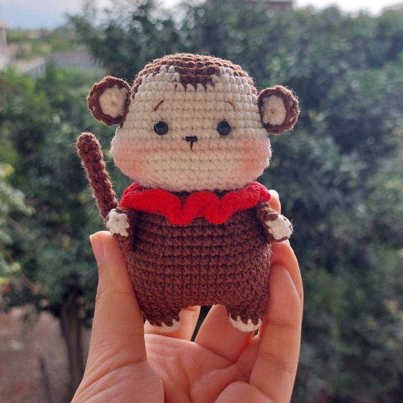 عروسک دستبافت میمون بامزه با قد تقریبی 12 سانت و قابل سفارش در رنگبندی دلخواه شما