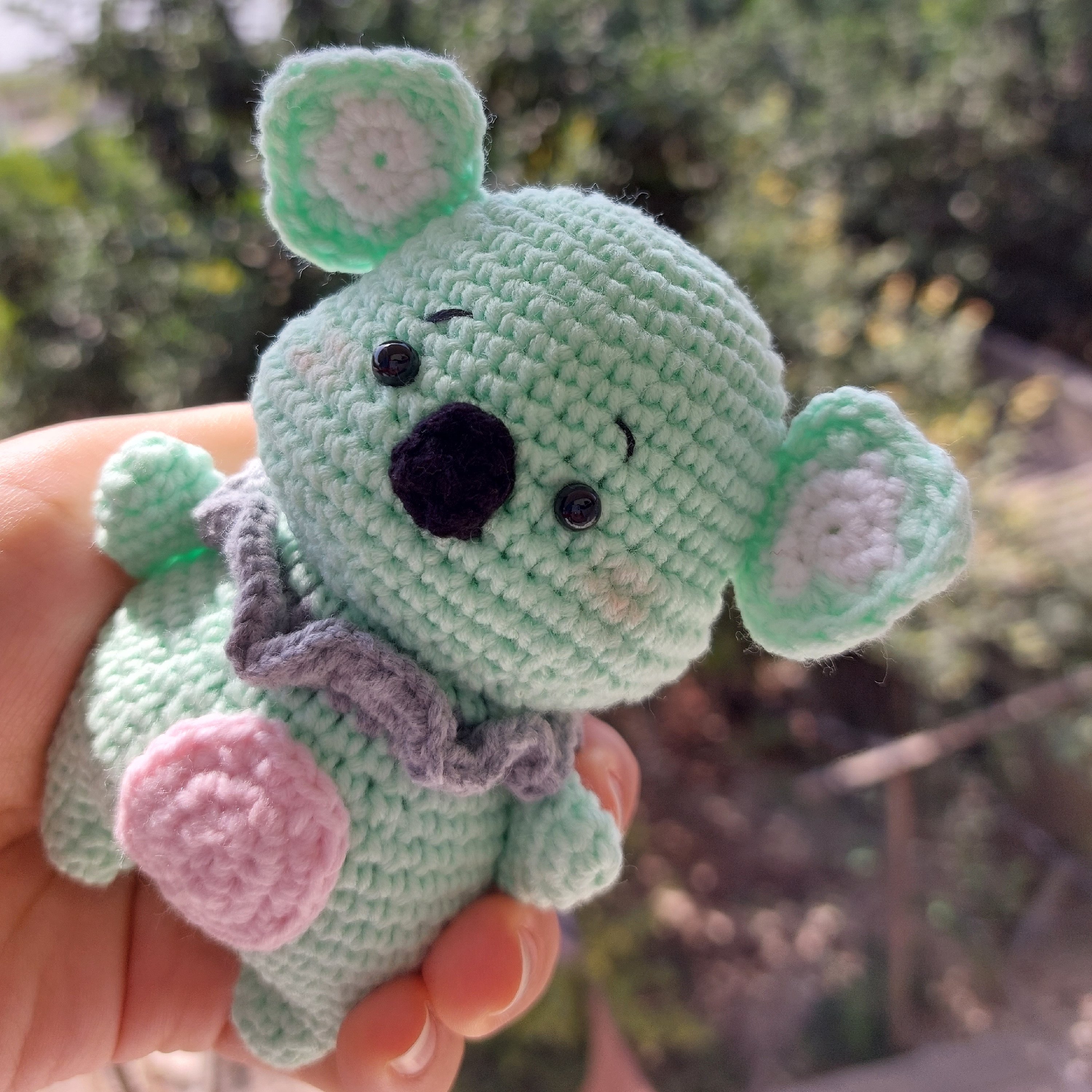 عروسک بافتنی دستبافت کوالا بامزه با قد تقریبی 12 سانت و قابل سفارش در رنگبندی دلخواه شما