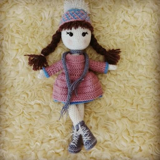 عروسک دختر زمستانی