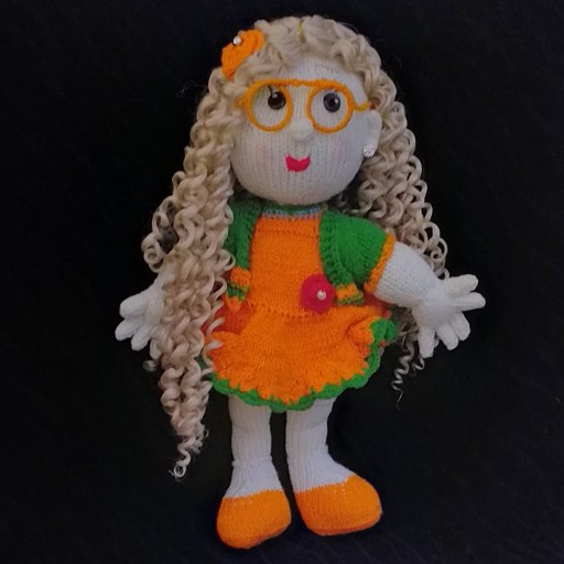 عروسک بافتنی بهار با لباس نارنجی