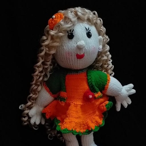 عروسک بافتنی بهار با لباس نارنجی