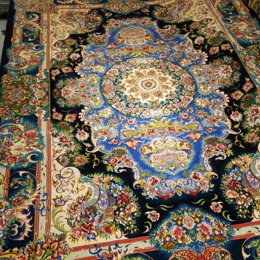 فرش دستباف 9 متری دو تخته از چله ابریشم و گل ابریشم طرح قصر
