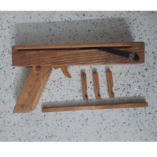 اسباب بازی چوبی تفنگ چوبی مازندچوبین باقابلیت پرتاب تیرچوبی به همراه 3 عدد تیر چوبی  