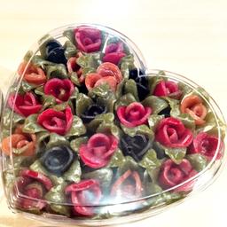 باکس قلبی کریستالی لواشک به شکل غنچه گل رز  به همراه یک سس ترش 