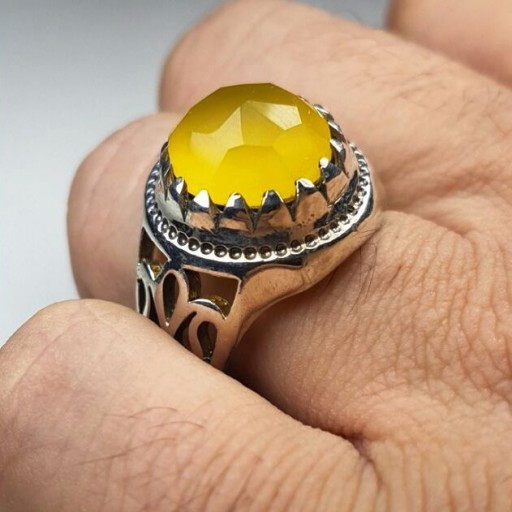 انگشتر نقره عقیق زرد با تراش بسیار زیبای منشوری