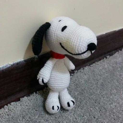عروسک بافتنی سگ سفید مشکی (اسنوپی)