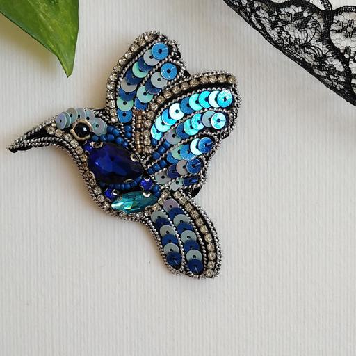 گل سینه جواهر دوزی شده پرنده آبی