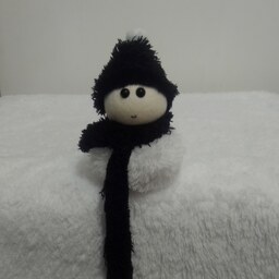 عروسک گوگولی مدل بدون مو با بدن سفید شال و کلاه مشکی