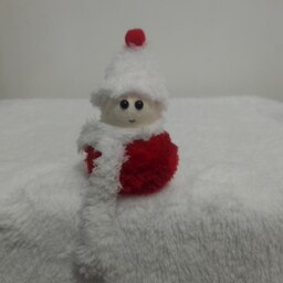 عروسک گوگولی مدل بدون مو با بدن قرمز شال و کلاه سفید