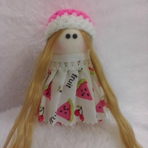 عروسک روسی طرح یلدا ( عروسک یلدایی ) 11 تا 12 سانت با کلاه بافته کلاه سفید صورتی