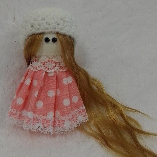 عروسک آویز روسی 10 تا 12 سانت با کلاه بافته دامن گلبهی خال خالی