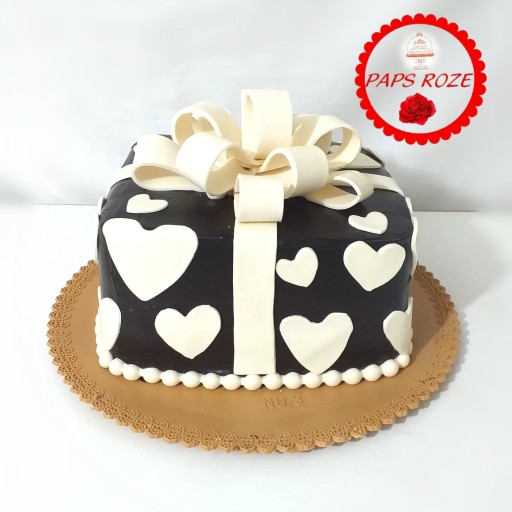 کیک تولد کادو قلبی سیاه سفید(2کیلو)