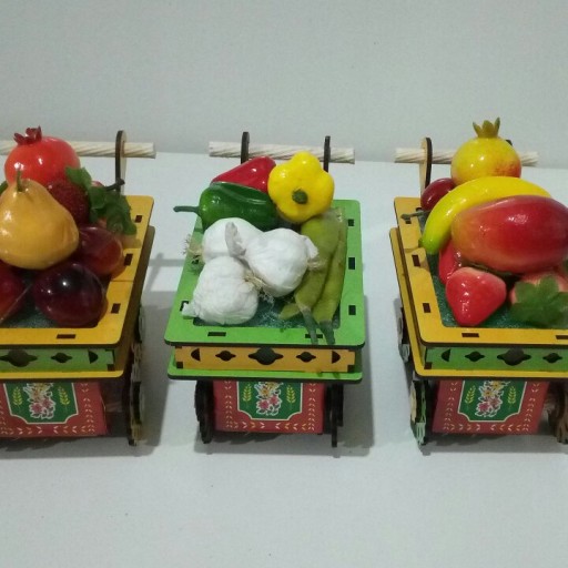 گاری چوبی با میوه و سبزیجات مصنوعی