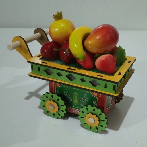 گاری چوبی با میوه و سبزیجات مصنوعی