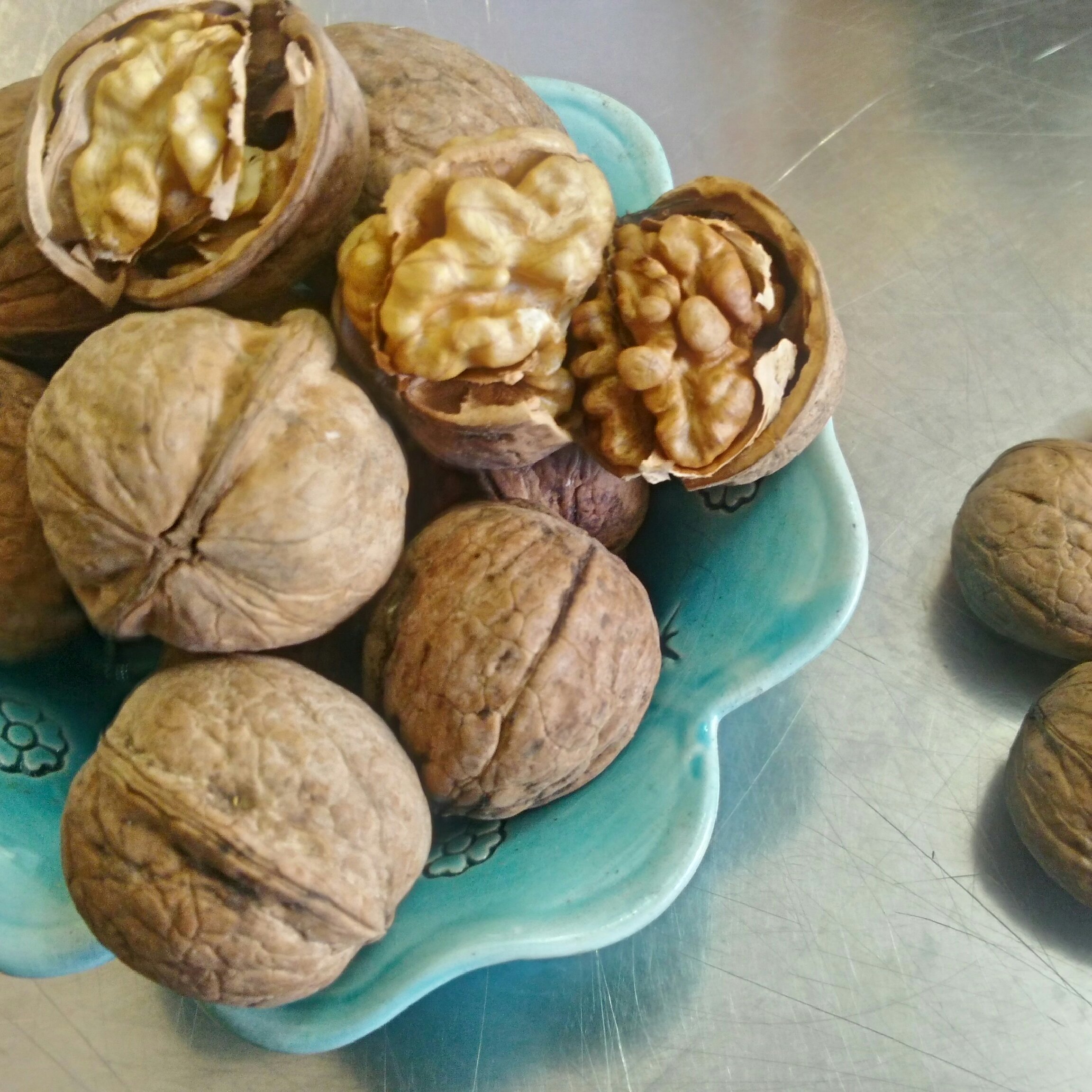 گردو پوست کاغذی و مغز سفید دهاتی