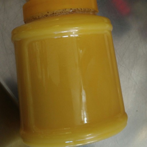 روغن محلی گاوی دهاتی 1کیلویی دارای رنگ زرد و دانه دانه مثل شکر 