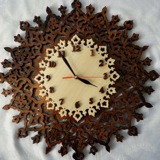 ساعت دیواری چوبی مشبک کاری دستساز چوب گردو و صنوبر کد 04