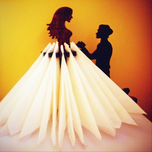 جا دستمال کاغذی چوبی دستساز رو میزی طرح عروس