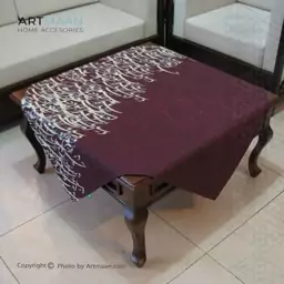 رومیزی مخمل  100x100 طرح کالیگرافی زرشکی خط کرم آرت مان