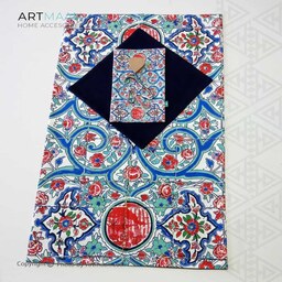 سجاده مخمل آستر دار طرح کاشیخط سفید سورمه ایی  آرت مان سایز 65x110