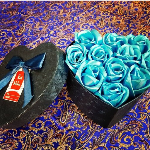 باکس گل قلبی سایز کوچک سرمه ای با رز های درشت آبی ( روبانی )جعبه هدیه کادو عیدی سوپرایز روز دختر
