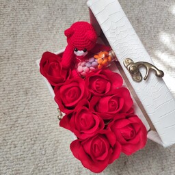 باکس گل چرمی مستطیل سفید و گل های مصنوعی قرمز با عروسک خرس و اسمارتیز  . هدیه کادو عید سال نو