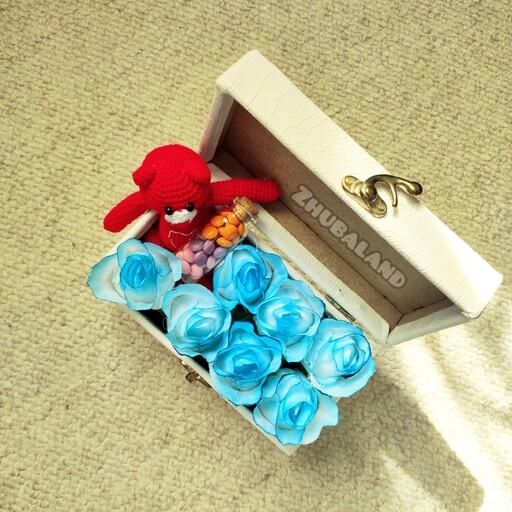 باکس گل صندوقی مستطیل چرمی سفید با گل های مصنوعی آبی و خرس و اسمارتیز . کادو هدیه عیدی سال نو سوپرایز