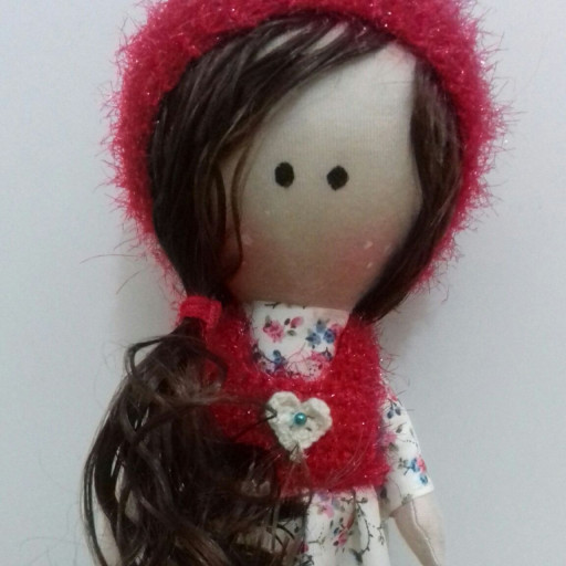 عروسک با کلاه بافتنی قرمز
